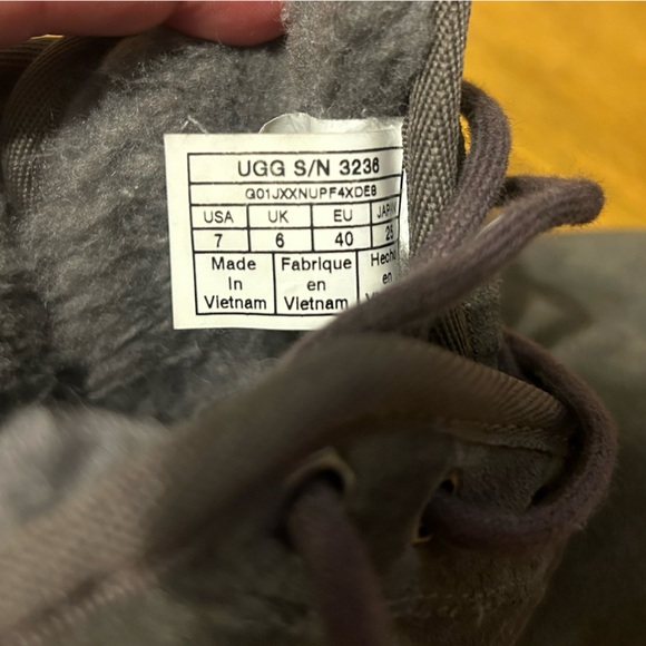 UGG Men's Neumel Classic Suede Lace-Up Chukka Boots, Charcoal, size 7 (Eur 40). - Picture 5 of 10